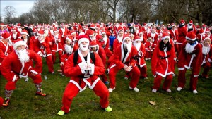 Miles de corredores vestidos de Papá Noel (Video)