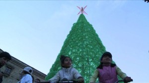 Bolivia enciende su árbol navideño a pedal (Video)