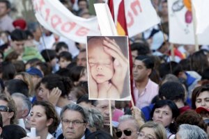 España sólo permitirá el aborto en caso de violación o riesgo para la madre