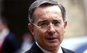 Uribe asegura que las Farc amenazan a colombianos para que voten por Santos