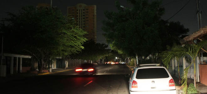 Zulianos “pasan las de Caín” al continuar sin luz tras mega apagón rojo #23Jul