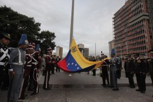 Izan Bandera Nacional en conmemoración a la muerte del Libertador