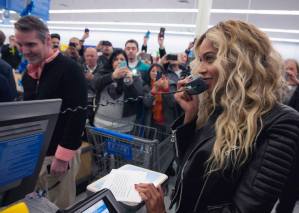 Beyoncé regala dinero en un supermercado