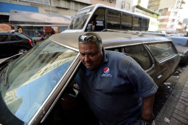 Rubén Díaz sale de su camioneta Ford LTD modelo 1975 en Caracas, Venezuela (Foto AP)