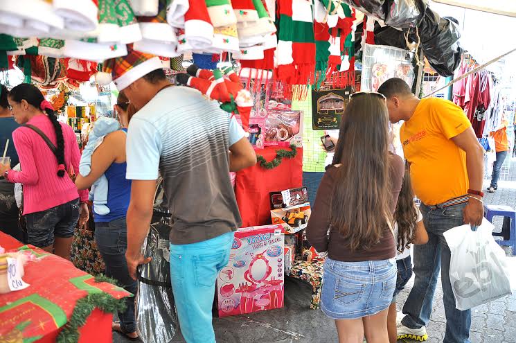 Venezolanos realizan compras de última hora (Fotos)