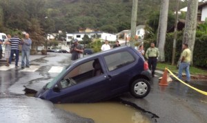Un hueco de Hidrocapital se tragó un carro en La Trinidad (Fotos)