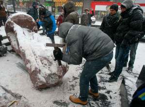 Subastan en internet fragmentos de la estatua de Lenin derribada en Kiev