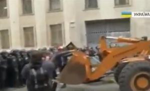 Manifestantes en Ucrania atacan a la policía con una excavadora (Video)