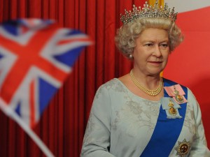 La reina Isabel II enfadada con policías