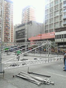 Así preparan la tarima en la avenida Francisco de Miranda (Foto)