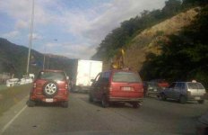 Fuerte retraso vehicular en la Gran Mariscal de Ayacucho por gandola volcada