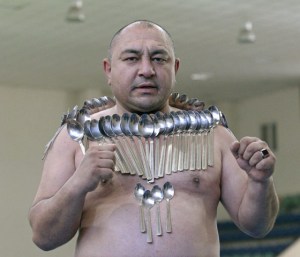 Posa con 53 cucharas magnetizadas en su cuerpo (Fotos)