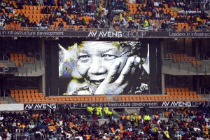 Los sudafricanos saludan con júbilo a Obama en el funeral de Mandela