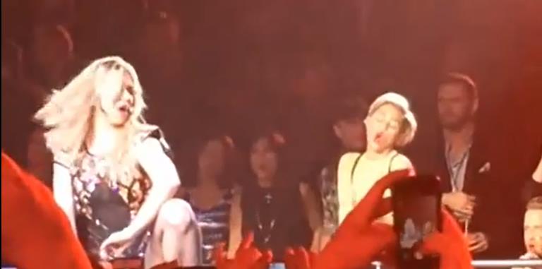 Mira como Miley Cyrus se gozó el concierto de Britney en Las Vegas (Video)
