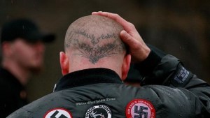 ¡Abominable! Un neonazi orina sobre dos niños durante agresión contra una familia inmigrante en Berlín