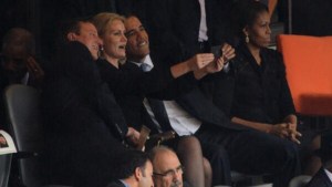 Obama se toma una foto “Pal´ Facebook” con un catirón y a Michelle como que no le gustó