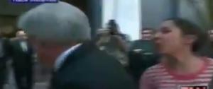 Escupen al Presidente de Chile en medio de un velatorio (Video)