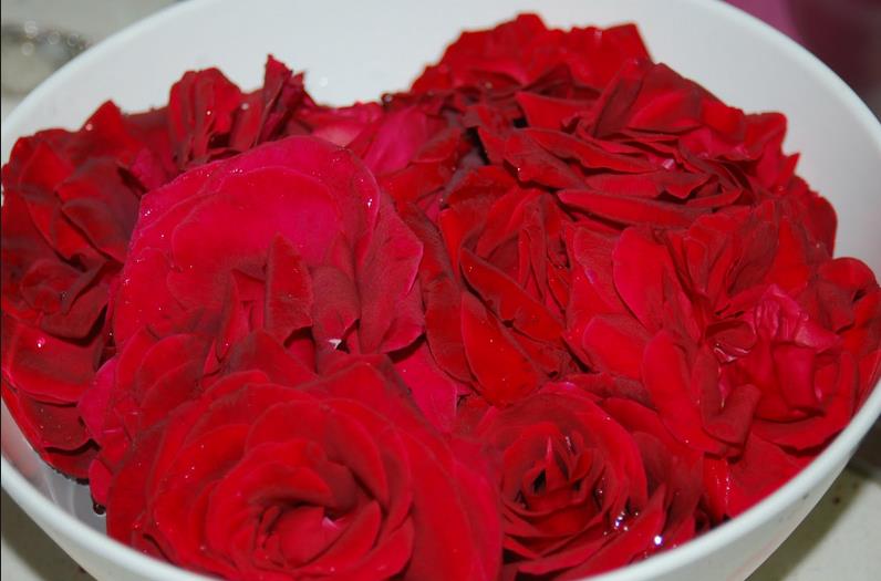 Ceremonia con pétalos de rosas para atraer el amor