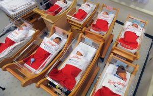 Entregan a recién nacidos en botas gigantes de Santa Claus (Fotos)