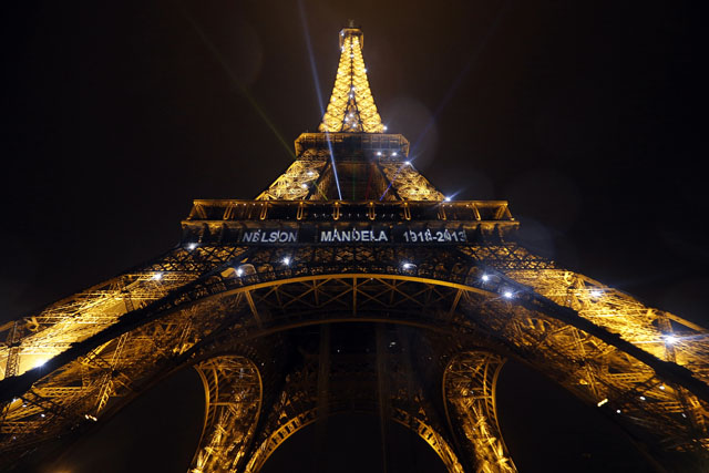 Torre Eiffel cierra al público por la intrusión de una persona con mochila