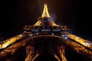 La Torre Eiffel le rinde homenaje a Nelson Mandela (Fotos)