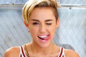 ¡Otra vez! Miley Cyrus enciende las redes sociales con sexy topless