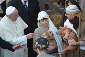 El Papa visita un pesebre viviente en una parroquia romana (Fotos)