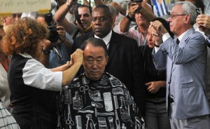 Ban Ki-moon se corta el cabello en la Habana (Fotos)