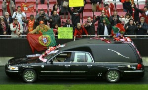 Portugal rinde el último homenaje al mítico futbolista Eusebio (Fotos)
