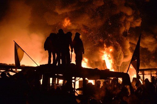 Manifestantes y antidisturbios ponen en peligro la tregua en centro de Ucrania