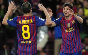Iniesta deja su puesto a Messi tras una contusión en la rodilla