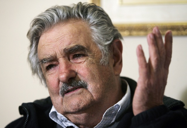 Mujica sufrió “desgarro” en una pierna pero mantiene su agenda oficial