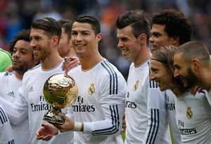 Cristiano Ronaldo presenta el Balón de Oro al Bernabéu