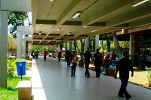 El “paupérrimo” incremento de becas universitarias que anunció Maduro