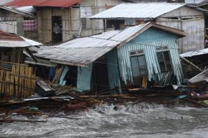 En Filipinas las personas huyen por el tifón más fuerte que ha pasado este año