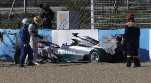 Hamilton rompe su Mercedes al salirse de la pista en los ensayos de Jerez (Fotos)