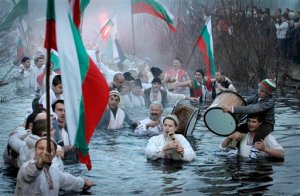 Búlgaros celebran la Epifanía en aguas gélidas