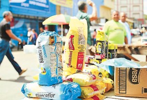 Prohíben a buhoneros vender productos de la cesta básica