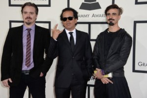Los Amigos invisibles en la alfombra roja de los Grammy (Foto)