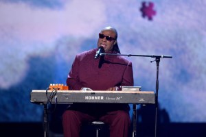Stevie Wonder presenta dos nuevos temas y apunta a su primer disco en 15 años