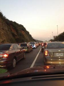 Largas colas en la autopista Caracas- La Guaira por asfaltado en los túneles (Fotos)