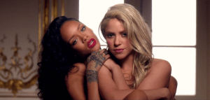 Shakira y Rihanna, juntas en la cama, se agarran las nalgas (video del año)