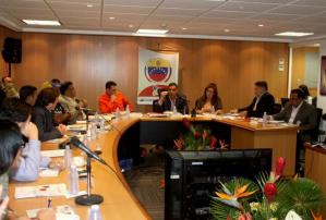 Así transcurre la reunión entre Capriles y el ministro Rodríguez Torres (Foto)
