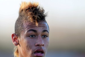 Padre de Neymar desmiente acusaciones vertidas contra él y el jugador