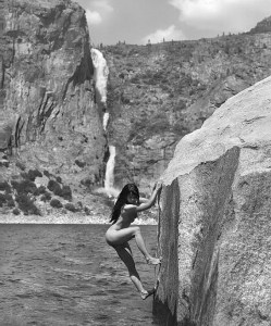 Un desnudo en las rocas… la más sexy escalada del mundo (FOTOS)