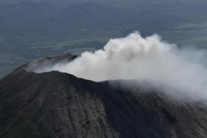 Autorizan en El Salvador retorno de evacuados en zona de volcán