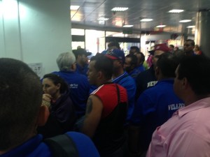 Mas de 24 horas llevan varados pasajeros en el aeropuerto La Chinita (fotos)