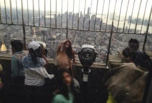 Fotografió a modelo topless en Empire State y lo demandan por un millón de dólares (FOTOS)