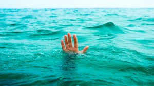Pastor se ahoga tratando de caminar sobre el agua como Jesús