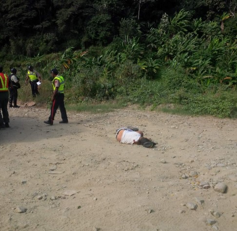 Hallan cadáver en la carretera Caracas-La Guaira (Fotos)